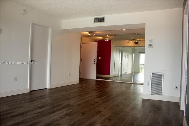 Building Photo - 4164 Inverrary Dr