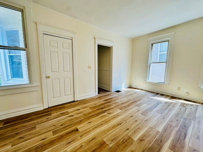 Building Photo - 621 E Burnett Ave