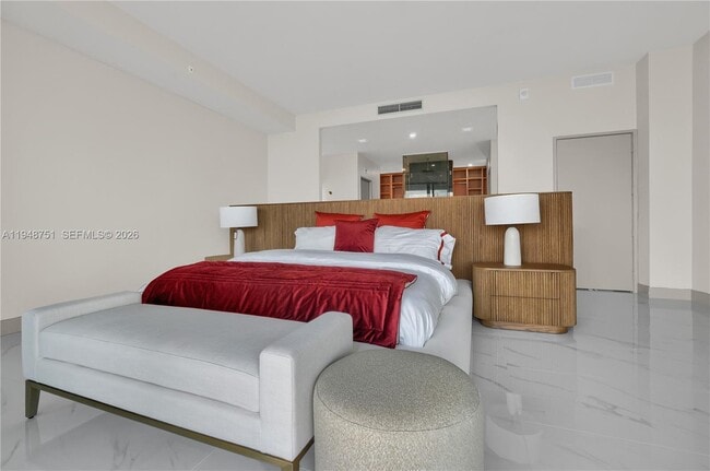 Building Photo - 700 NE 24th St