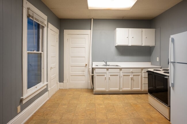 Building Photo - 326 S Exposition St