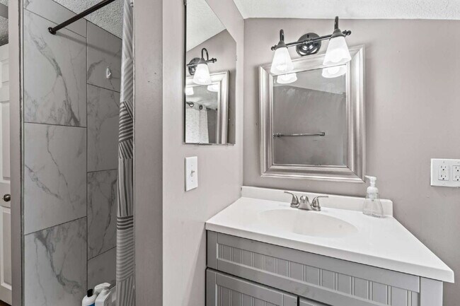 Building Photo - Furnished, short-term rental just blocks from KU Med available now!