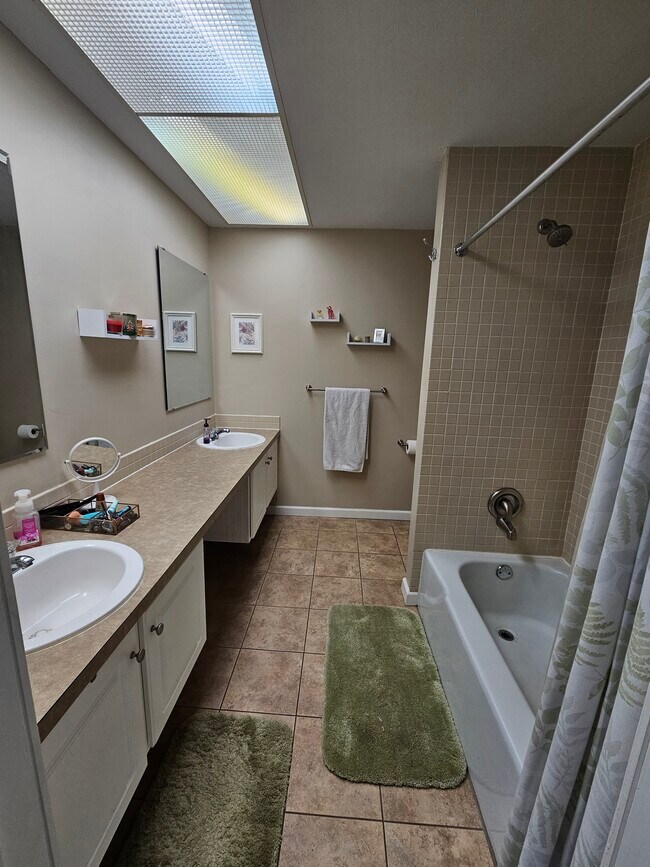 Building Photo - 105 E Ticonderoga Dr