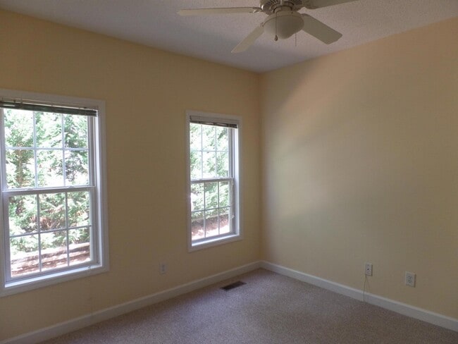 Building Photo - 10 Sawmill Rd W