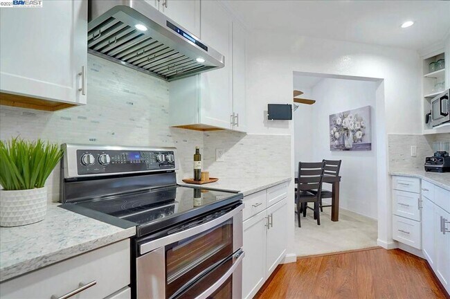 Building Photo - $2,990- GORGEOUS 2 BEDROOM CONDO IN CENTRA...