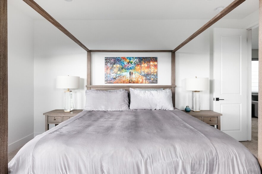 Building Photo - 6010 N Perth St