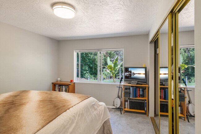 Building Photo - Rare Home on Creek Front Property!