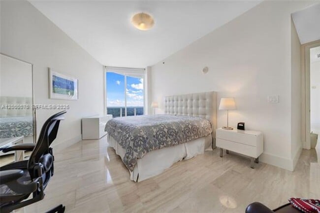 Building Photo - 16001 Collins Ave