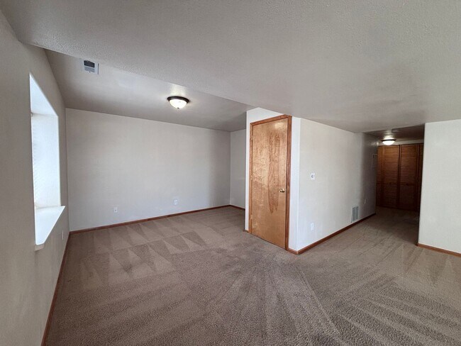 Building Photo - 4 Bed 3.5 Bath Home with Air Conditioning! - MileStone Real Estate Services - Available Now!