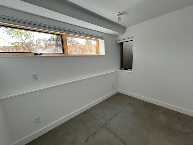 Building Photo - Modern 1BR Apt. (Built 2023), Walk to Down...