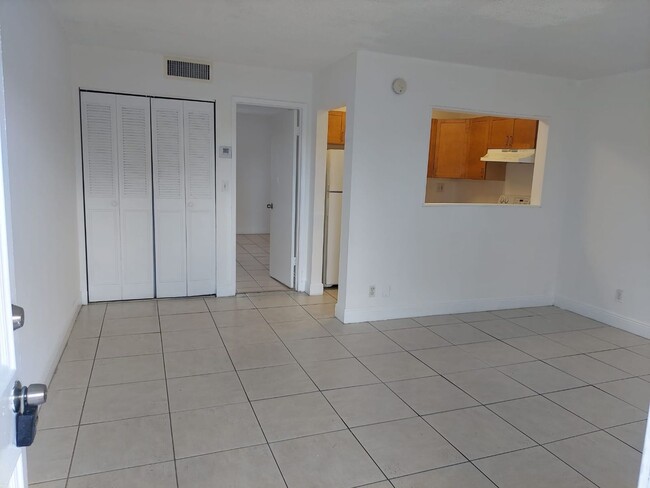 Building Photo - One bedroom for Rent in Pompano Beach