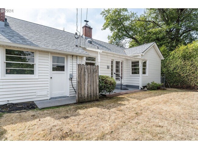 Building Photo - 2 bedroom duplex in Amazon Neighborhood