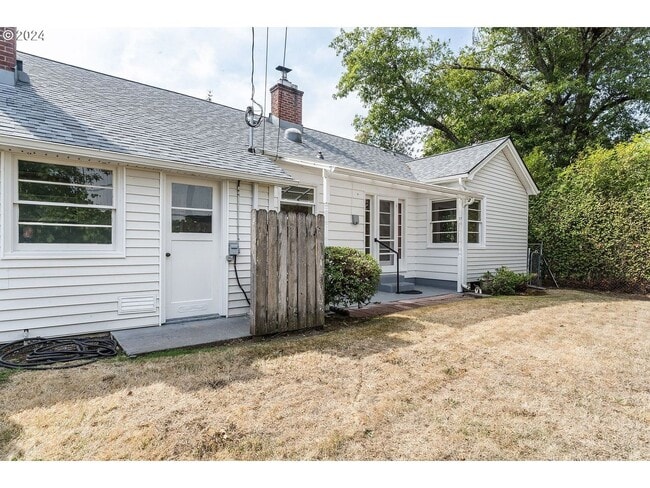 Building Photo - 735 E 23rd Ave