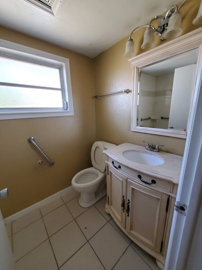 Building Photo - Nice 2/1 Home in Beverly Hills