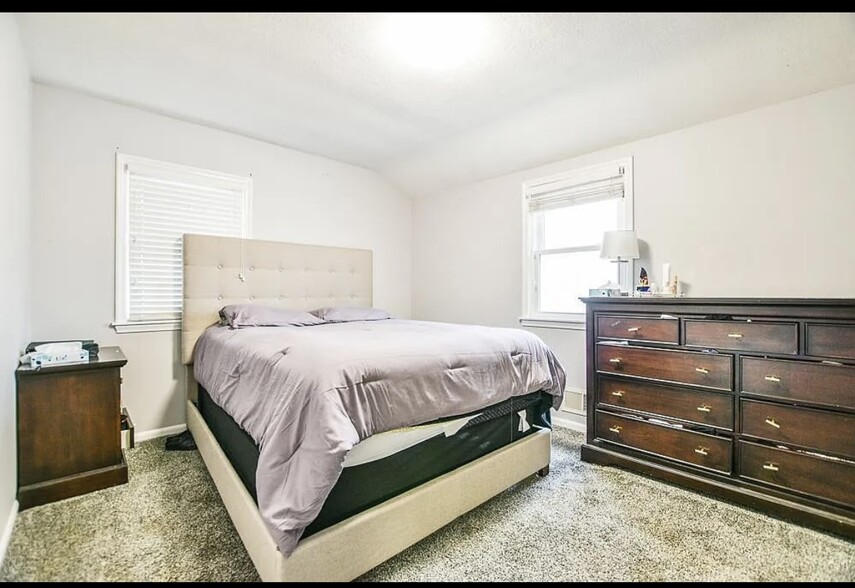 Room #3 - 5609 Bryant Ave N