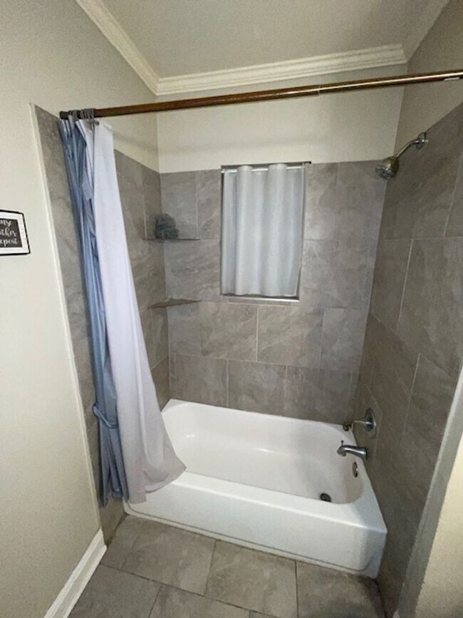Building Photo - 3 bedrooms 1 bath