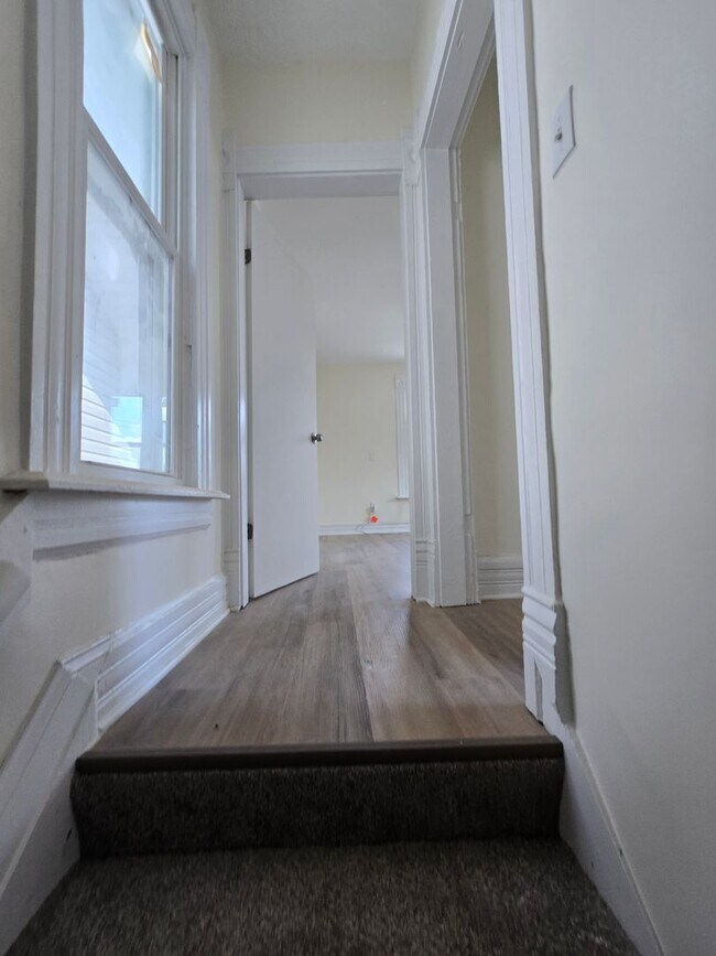 Building Photo - 2 BEDROOM SINGLE FAMILY HOME