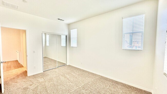 Building Photo - Beautiful, Stand Alone Condo in Resort-lik...