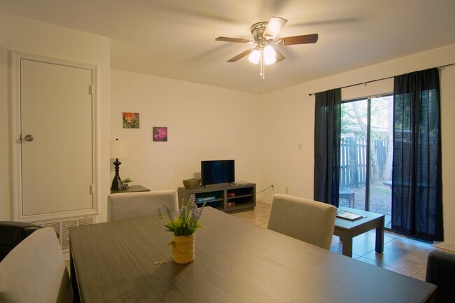 Building Photo - 2 bed 1.5 bath Townhome in West Pensacola~...