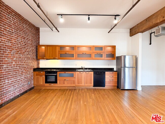 Building Photo - 215 S Santa Fe Ave