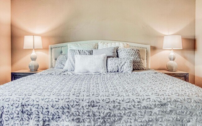 Building Photo - Westside area for Short or Long Term Rental (Completely Furnished) Beautiful 3 bed/2.5 baths plus...