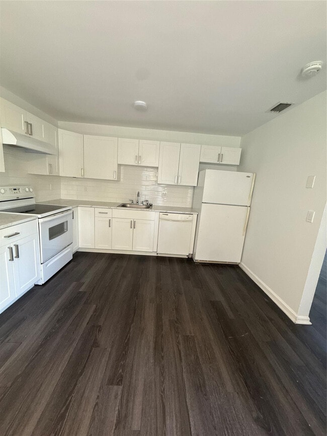 Building Photo - 115 San Remo Blvd