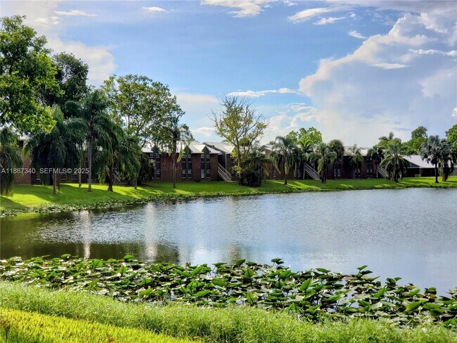 Building Photo - 2000 S Main St