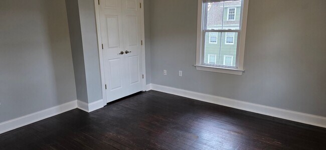 Building Photo - Charming Second-Floor Apartment Apatrtment...