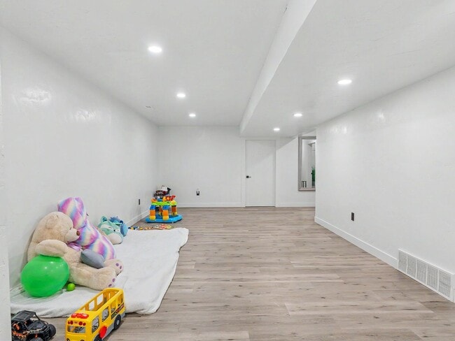 Building Photo - Spacious Furnished Home with Mountain Views and Room to Enjoy