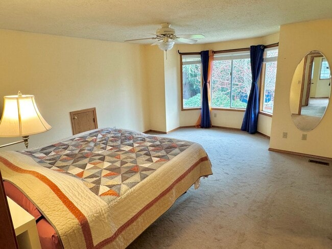 Building Photo - Linwood Neighborhood, Milwaukie Home on Quiet Cul-de-sac, 2 Car Garage, A/C, Huge Fenced Backyard