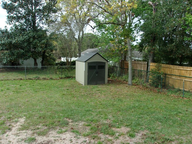 Building Photo - Adorable 2 Bedroom Single Family Home