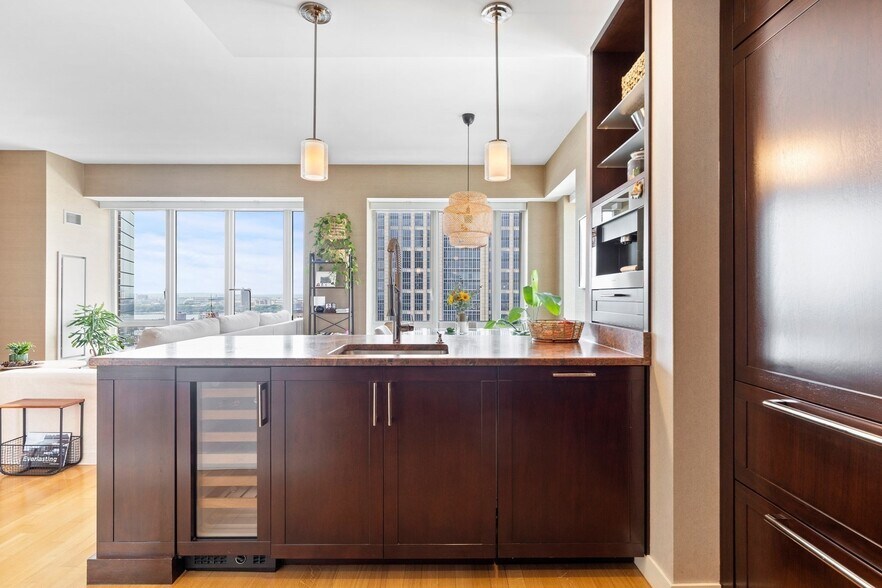 Building Photo - 400 Stuart St