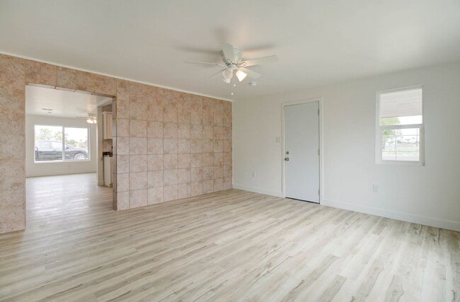 Building Photo - 2539 N 39th Ave