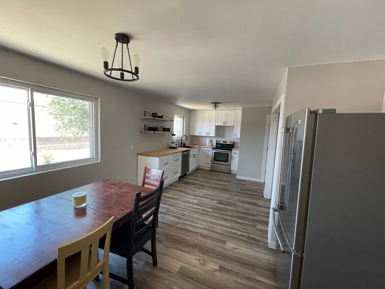 Building Photo - 640 S Sunset Dr