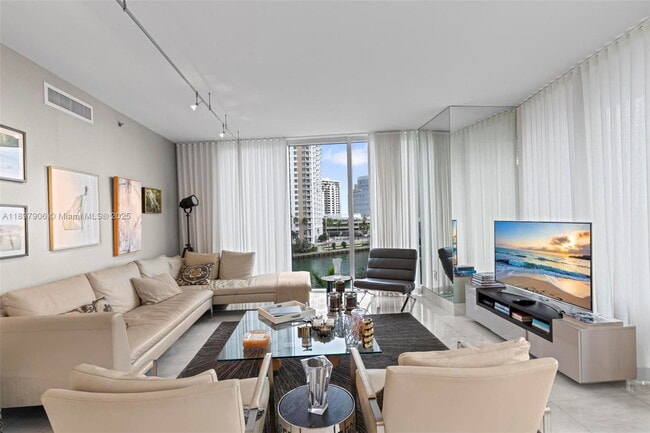 Building Photo - 495 Brickell Ave