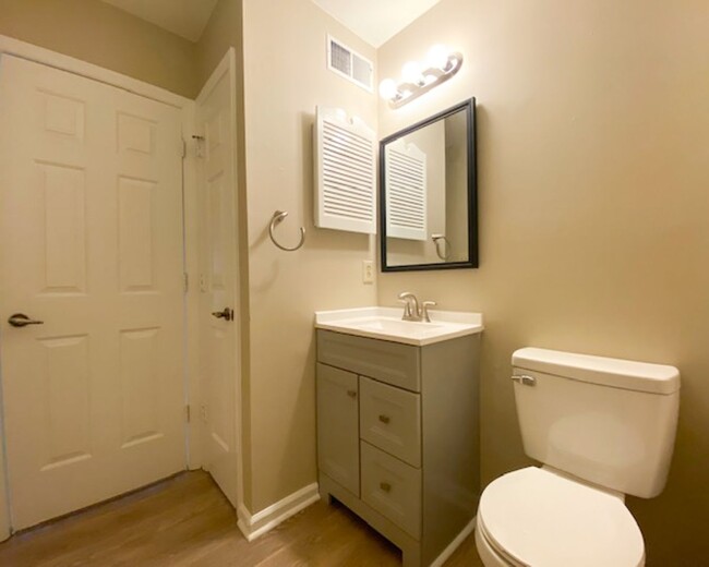 Building Photo - Quiet Neighborhood  3 bedroom, 2 bath, 1 c...