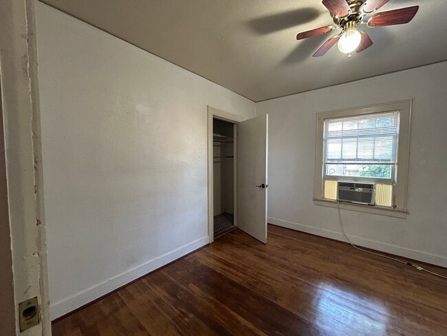 Building Photo - 3 bed, 1 bath, backyard