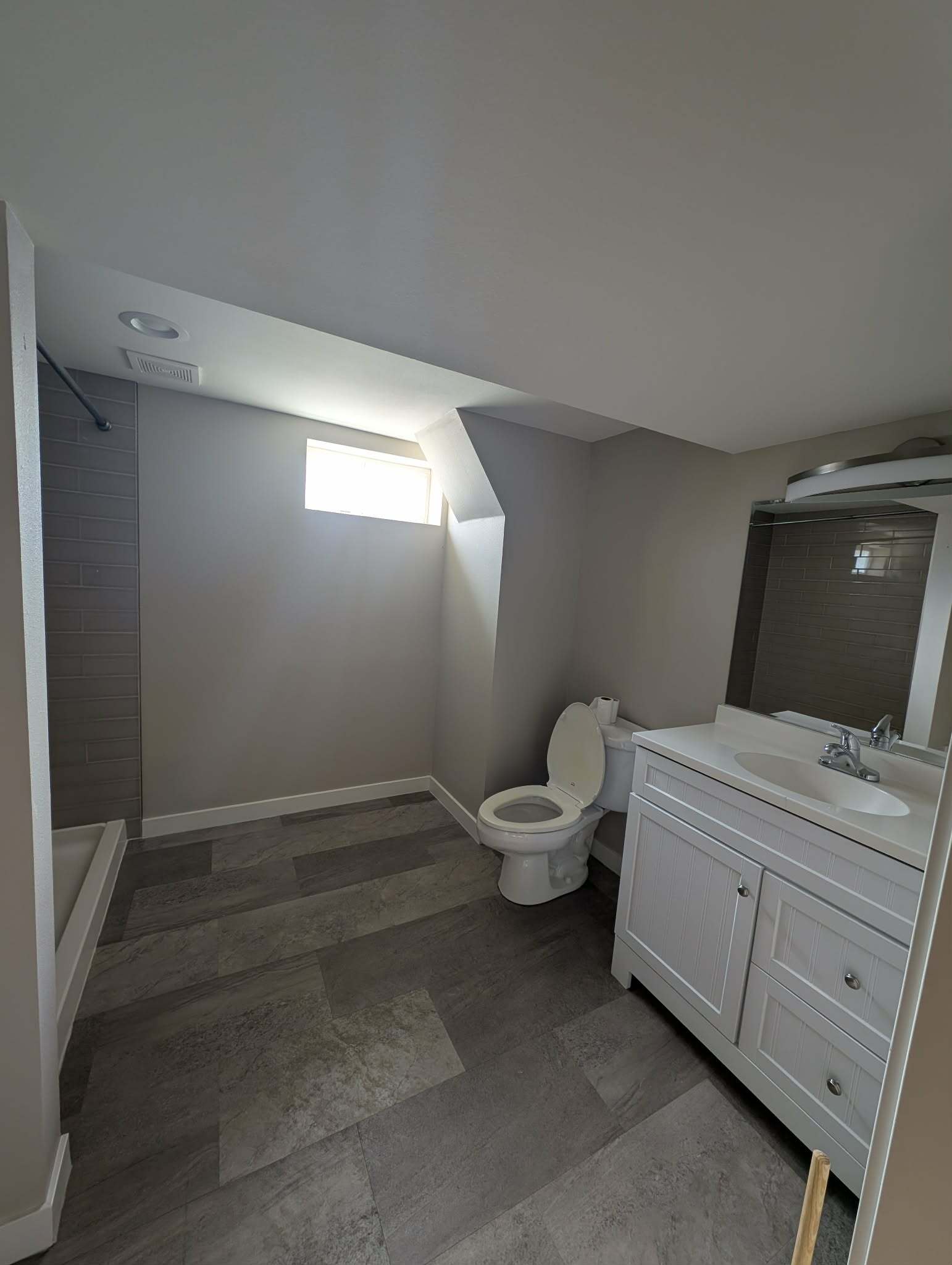 Downstairs bathroom - 2907 W Princeton Ave