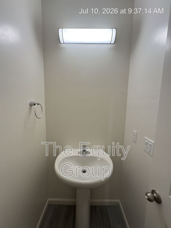 Building Photo - 735 S Pinkham St