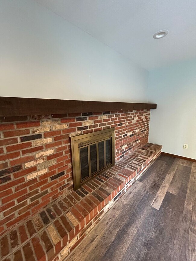 Building Photo - 8659 Groveside Dr