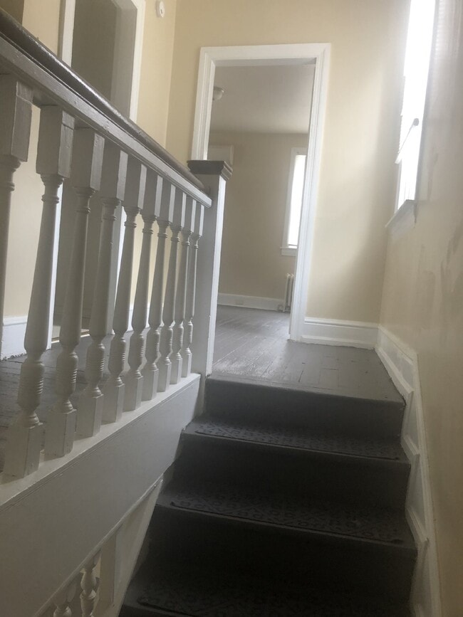 Building Photo - Move in ready!! Charming 4 Bedroom home!!