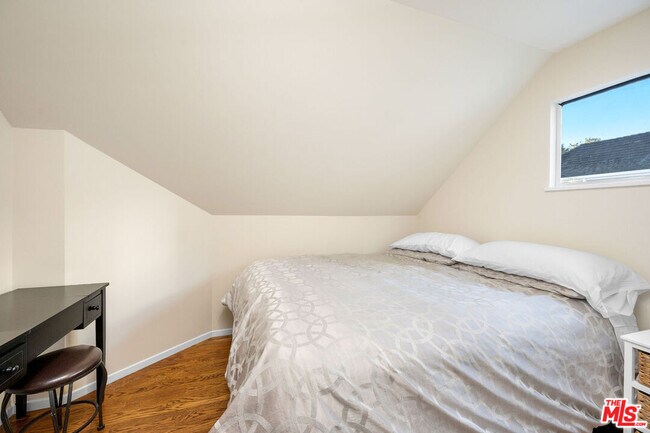 Building Photo - 723 Sierra Dr