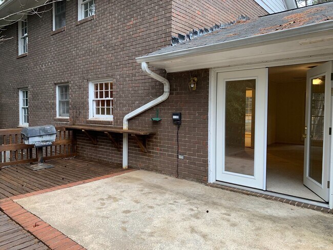 Building Photo - 4 BR 3 BATH in Cedar Creek!