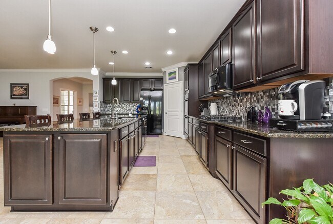 Building Photo - 1111 Majestic Oak