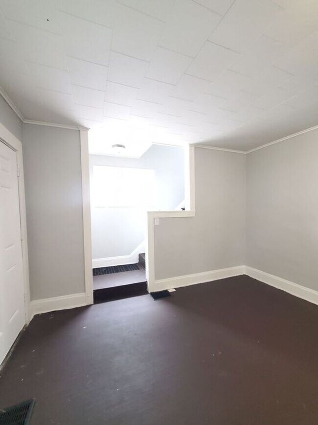 Building Photo - 3 BEDROOM SINGLE FAMILY HOME-SEC8 TENANTS ...