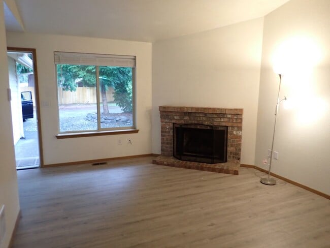 Building Photo - Puyallup Duplex