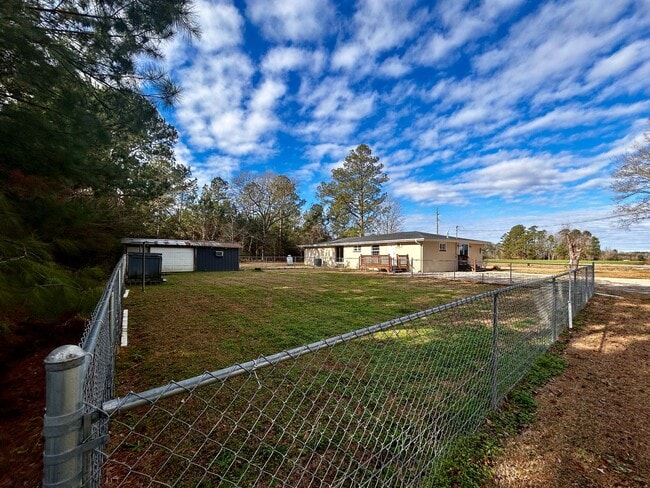 Building Photo - AVAILABLE NOW! 3 Bedrooms/1 1/2 Bath with Double living room space.