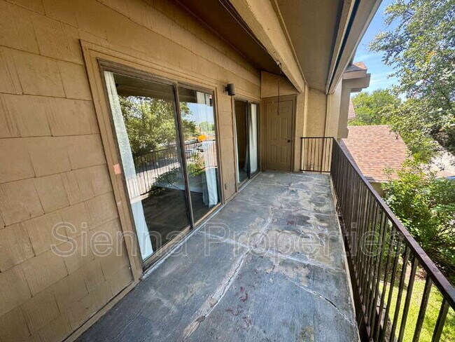 Building Photo - 1202 Thorpe Ln