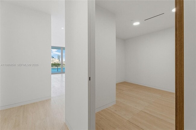 Building Photo - 5 Grove Isle Dr