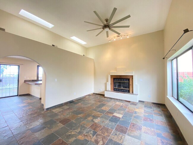 Building Photo - Spacious Home in Vista Primera