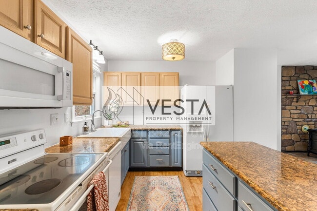 Building Photo - 220 Meredith Lp